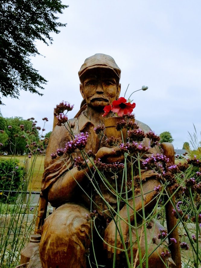 Image showing the First World War memorial chainsaw statue, Litten Gardens, Chichester