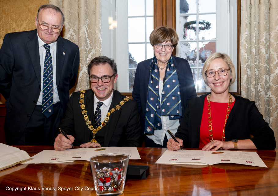 Speyer - Chichester Twinning signing ceremony - the Mayors sign the agreement with the Town Clerks - December 2022